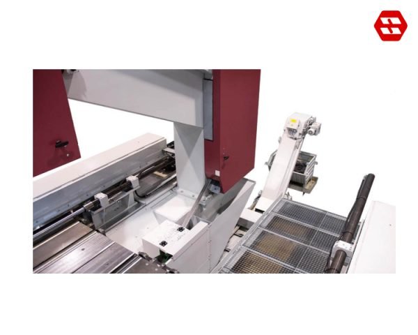 Efficient chip conveyor with integrated coolant tank