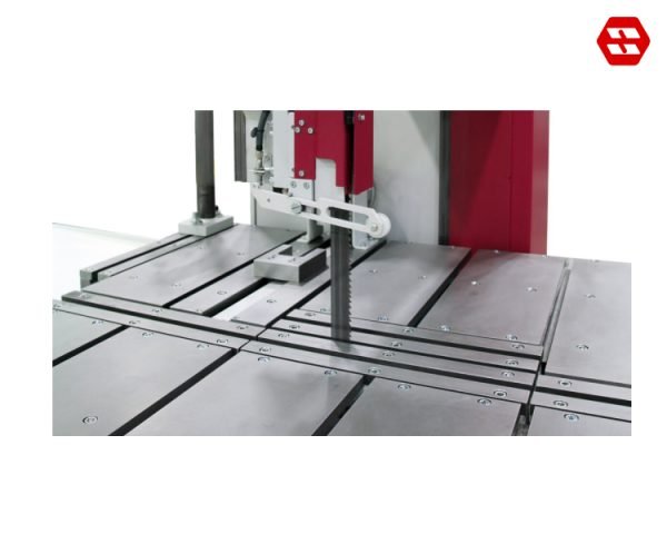 Precise band guides and effective chip cleaning 3