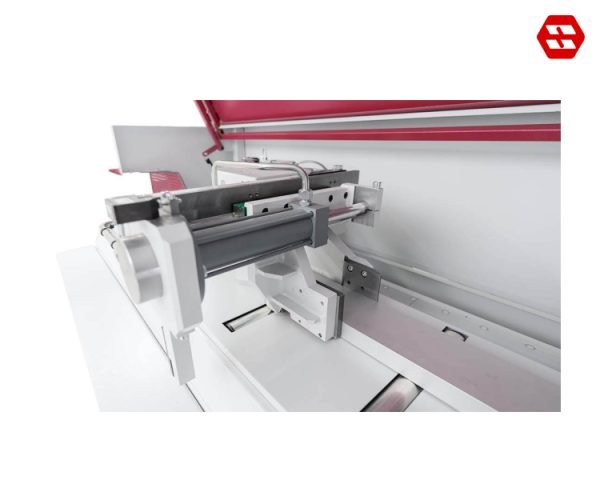 Servo-driven feeding gripper